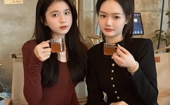 闺蜜给我找两个外国人原文